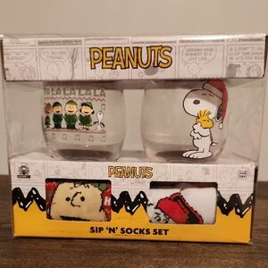 Peanuts Holiday Glasses and Socks Set